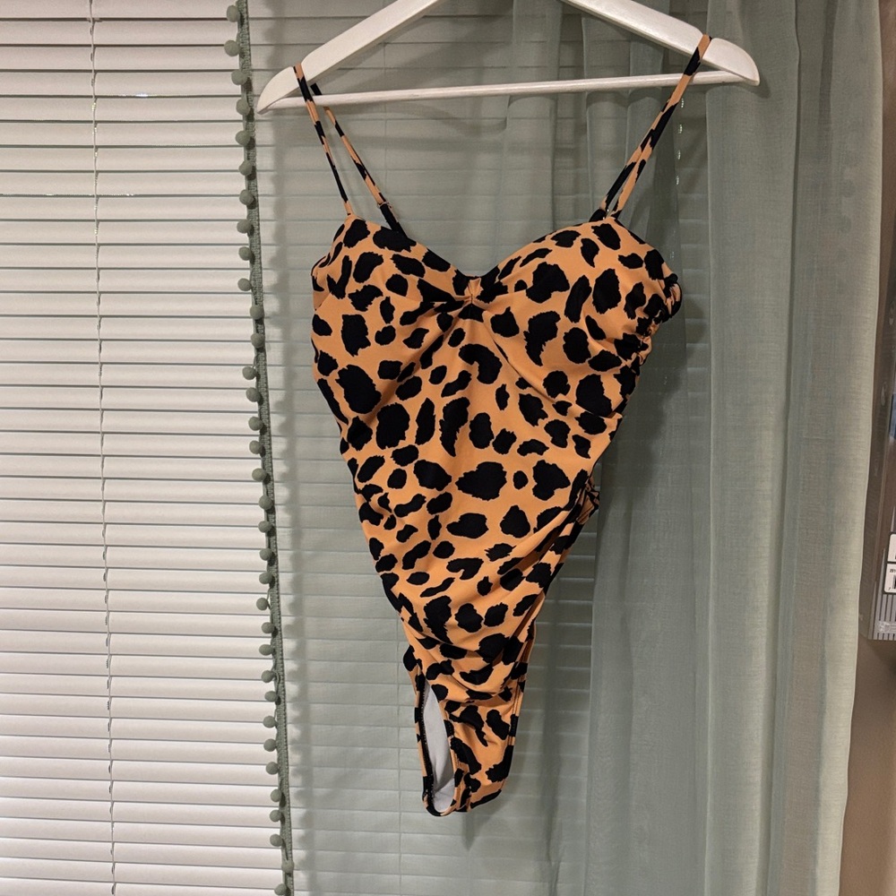Chic Leopard Print Women's One Piece Swimsuit